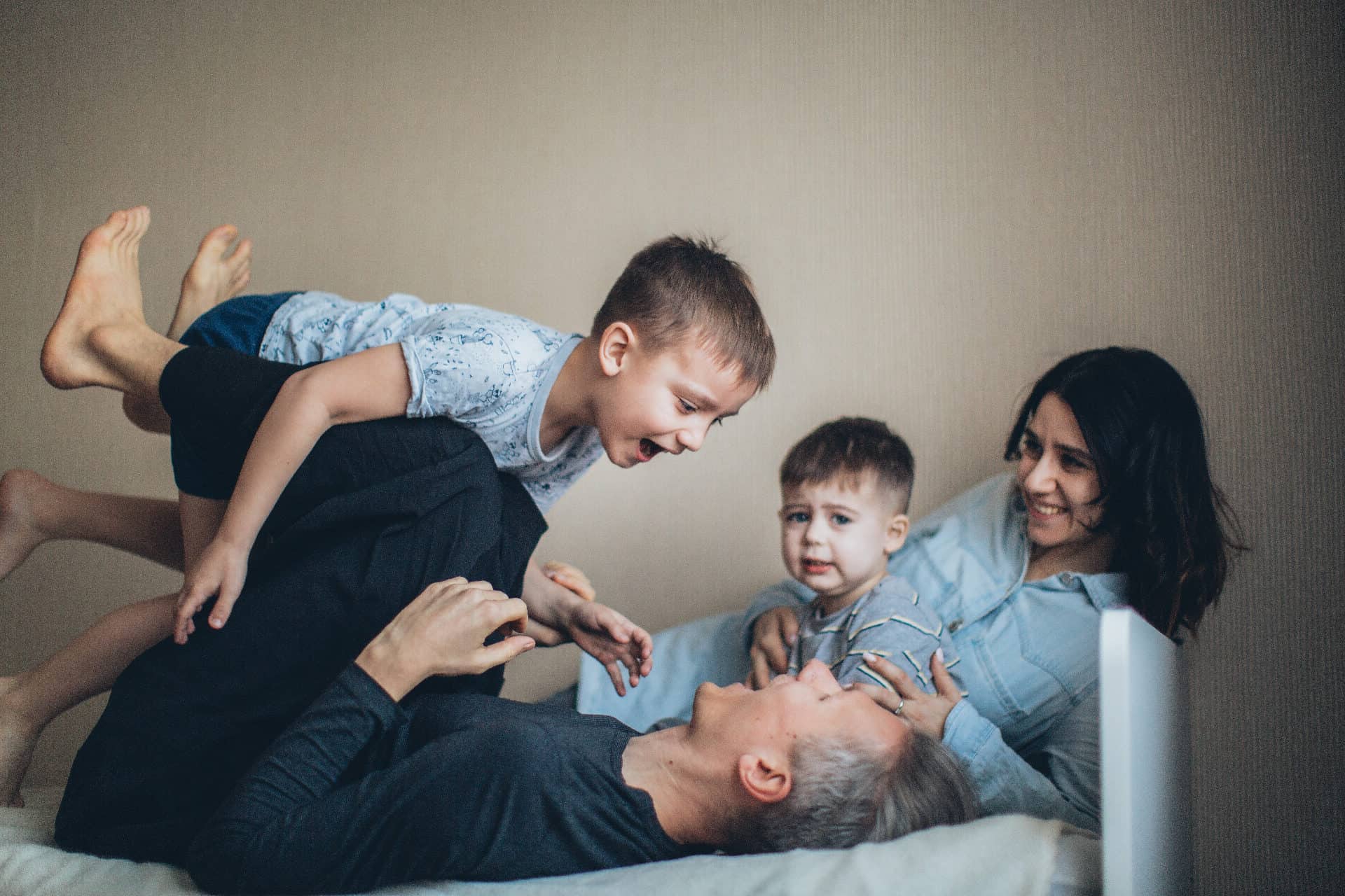 Rodzina - ojciec bawiący się z synami