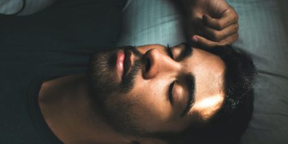 Śpiący mężczyzna - brunet